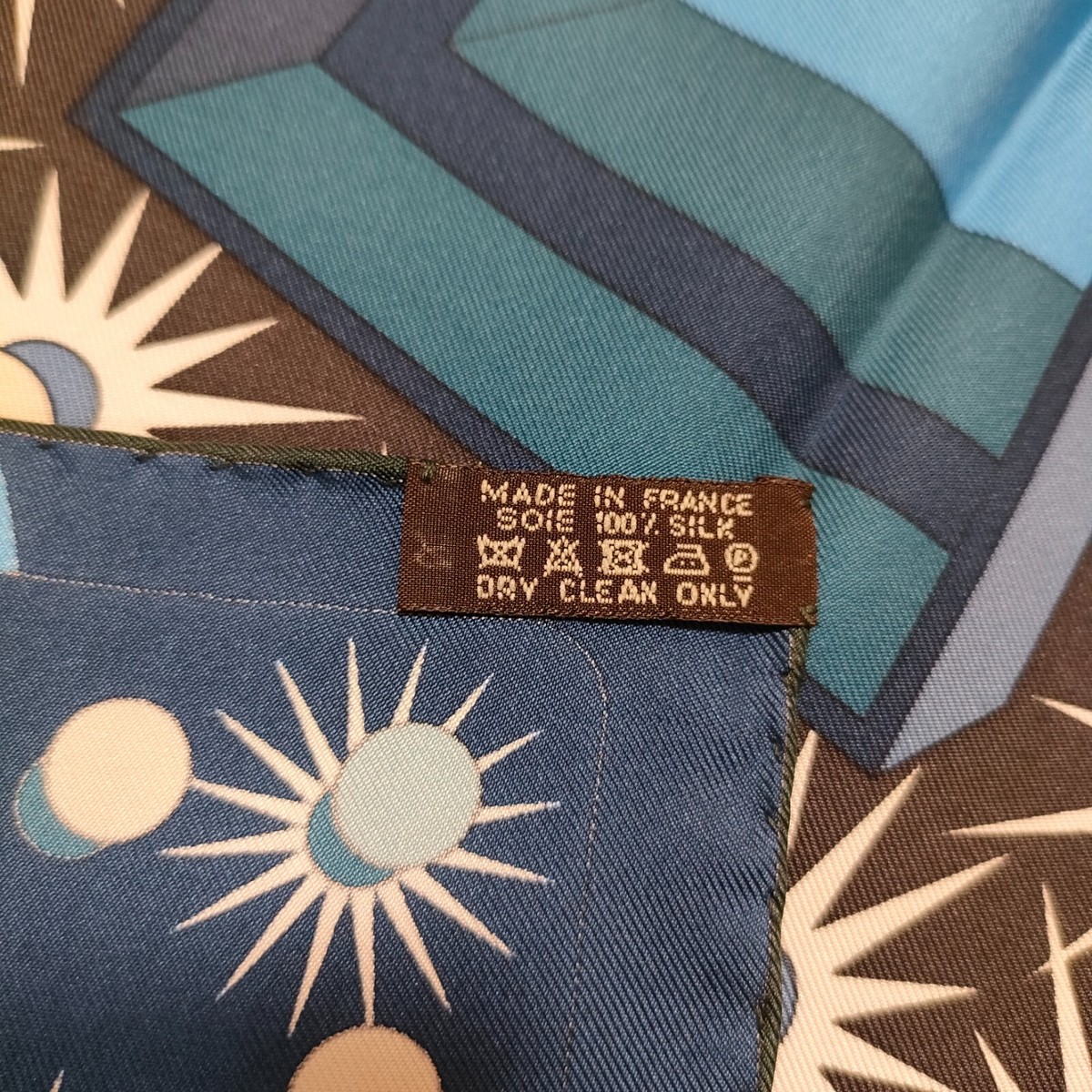Unused w/box HERMES Carre 90 Electric 35in Silk Scarf 90cm Unused w/box HERMES Carre 90 Electric 35in Silk Scarf 90cm