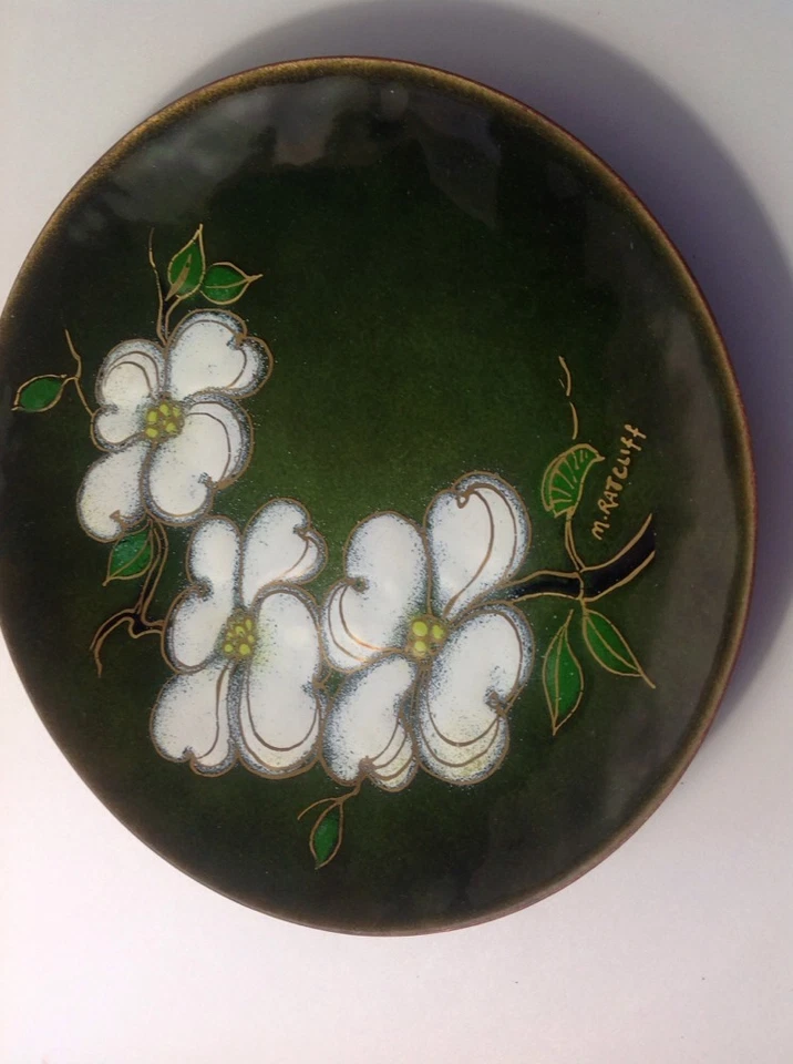 Esmalte pintado a mano moderno vintage de mediados de siglo sobre plato de cobre firmado M. Ratcliff Foto 4 de 4
