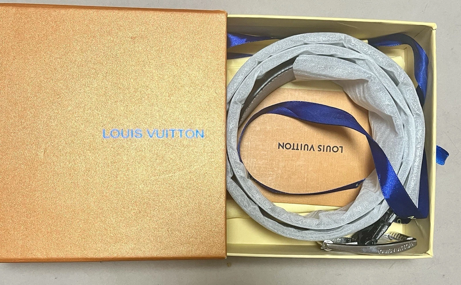 LOUIS VUITTON（LV） Cintura reversibile AUTENTICA Louis Vuitton LV iniziali 40 mm taglia 100