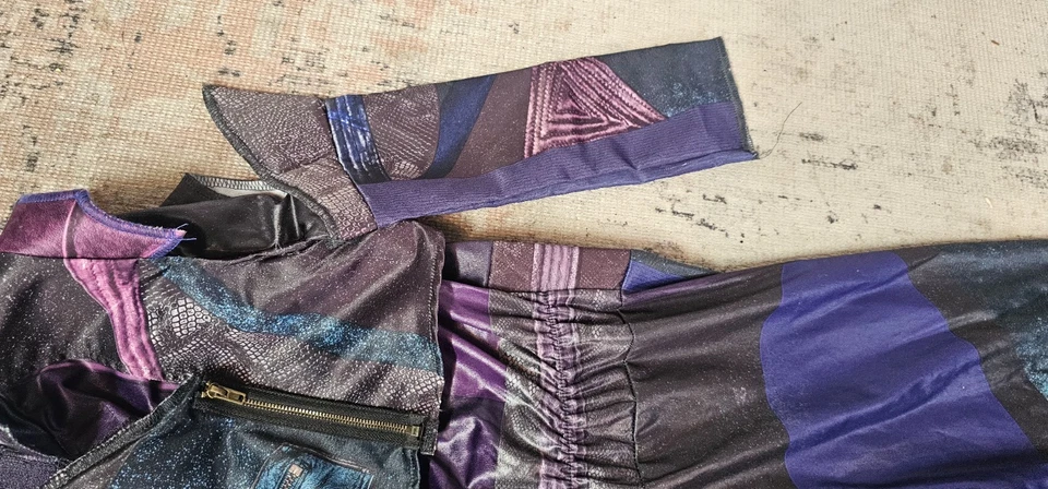 Disney Store Descendientes 3 Veces Niño Disfraz Conjunto Talla 7/8 Niños Guantes Chaleco Traje Foto 4 de 4