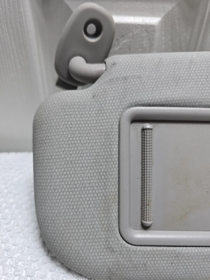 Kia Rio 2013 lado izquierdo del conductor parasol con espejo gris OEM (K Foto 3 de 4