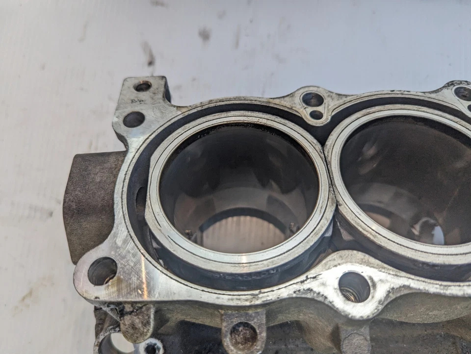 Triumph Daytona 650 2005 caja de motor superior con jarras de cilindro paredes se ven perfectas Foto 2 de 4