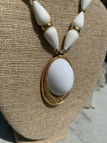 Vintage Monet Signed White Cabochon Rhinestone Pendant Bead & Gold Tone Necklace - Picture 3 of 5