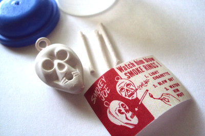 Vtg Gumball Charm Cracker Jack HK RARE ''SMOKEY JOE'' SKULL / Cigarettes Vending