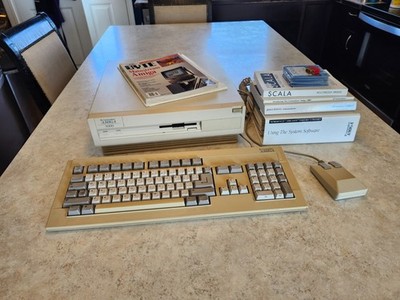 Commodore Amiga 3000 25/50 Serial #179 Rev9 MB - Scala, addtl software, manuals