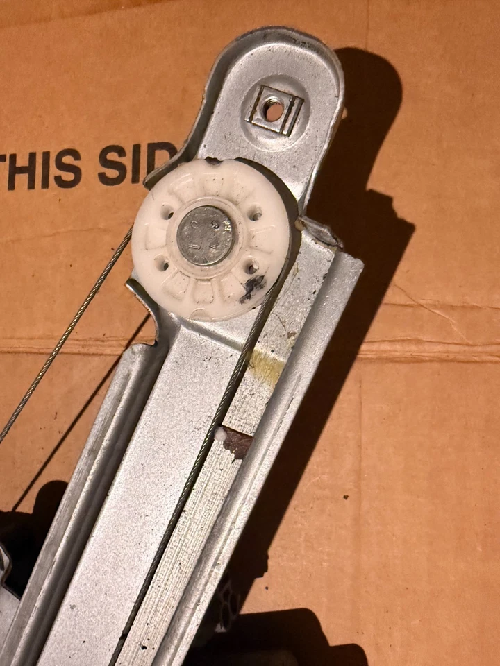 Двигатель стеклоподъемника задней правой двери 10–16 Cadillac SRX с регулятором 0130822708 - Изображение 2 из 4