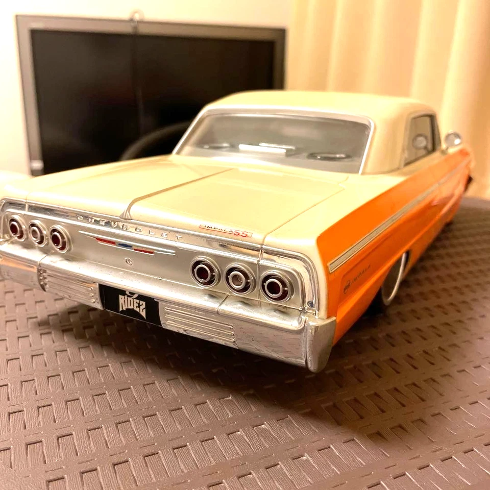 Maisto 1/10 RC Classic 1965 Impala Elektroauto LED Scheinwerfer Sammlerstück ... - Bild 2 von 4