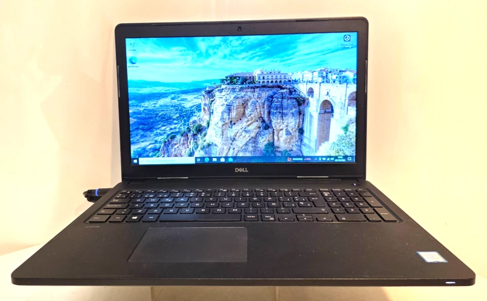 Dell Latitude 3580 · i5-7300U · 4GB · 128GB, foto 2 di 5