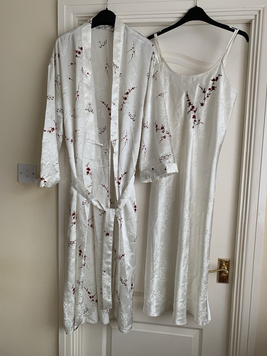 Ladies Nightie And Dressing Gown Roses On Cream 