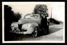 GREAT OLD CAR COUPLE LICENSE PLATE DIRT ROAD OLD/VINTAGE PHOTO SNAPSHOT- B748