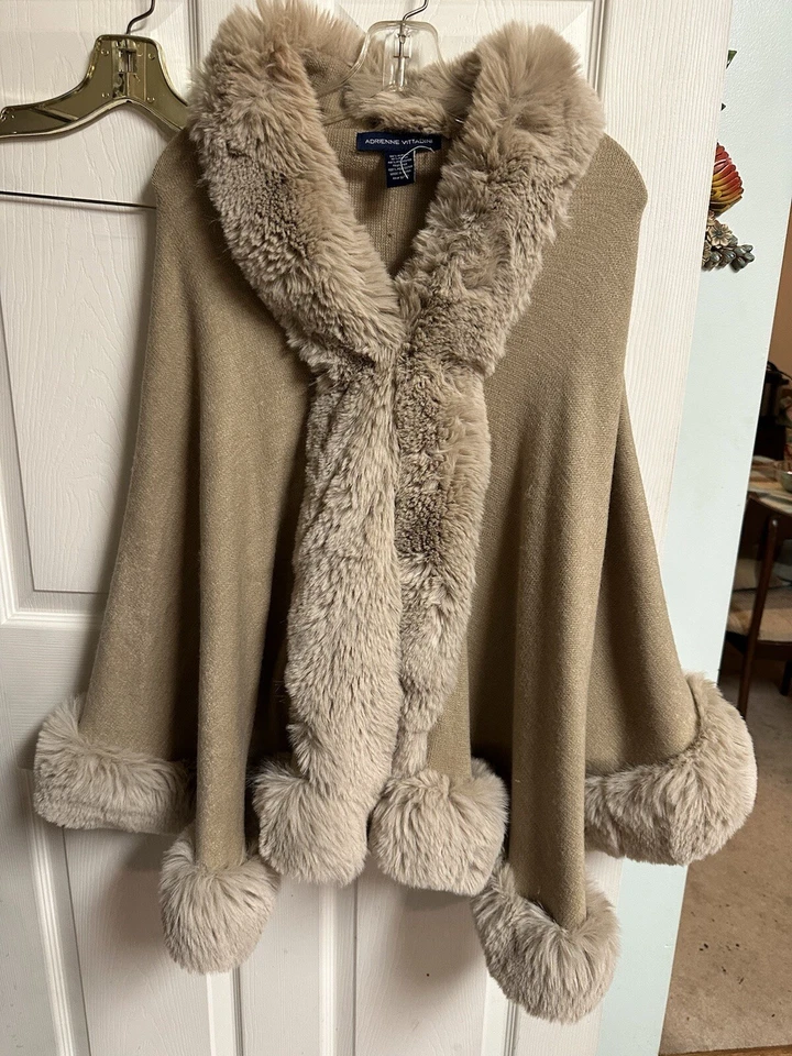 Poncho kimono Adrienne Vittadini beige tostado marrón claro ribete piel sintética talla única Foto 2 de 4