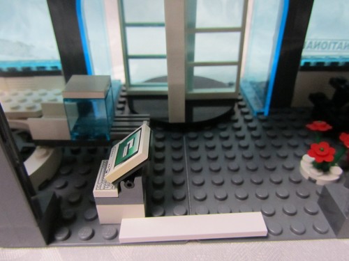 VINTAGE LEGO CITY AIRPORT 7894 2006 RETIRED USED - Picture 22 of 24