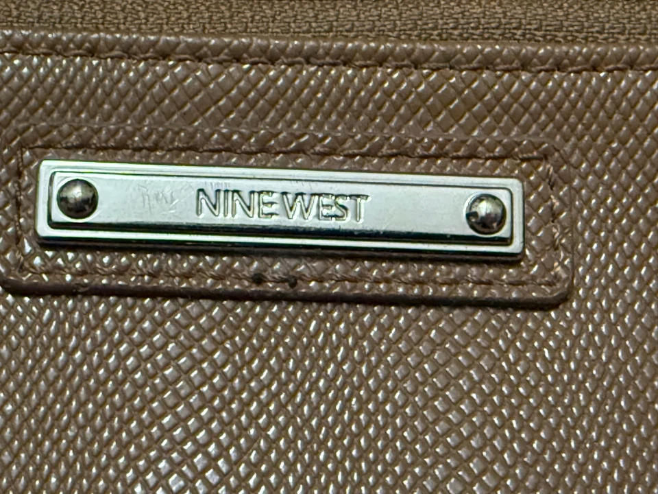 Estuche de cuero sintético maquillaje tostado Nine West Foto 2 de 4