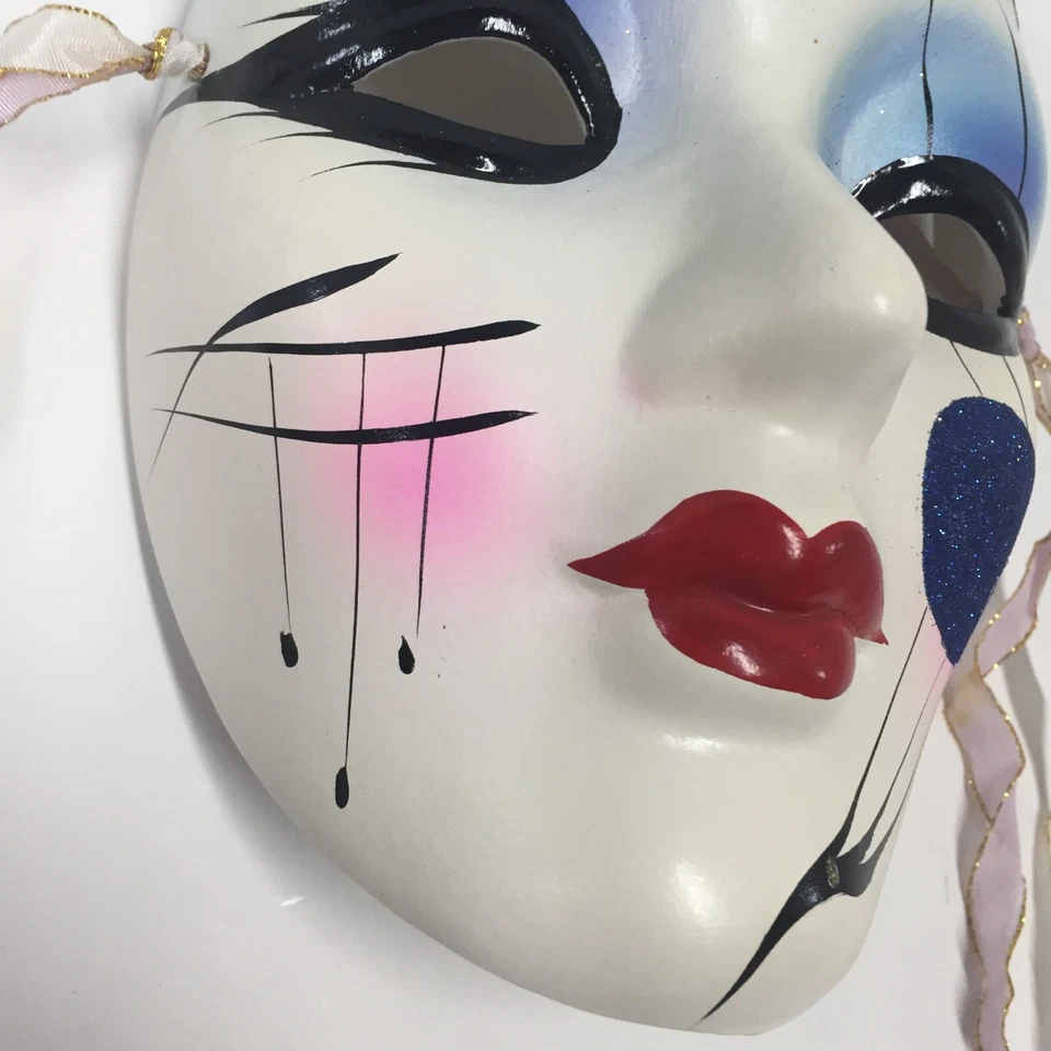 Máscara facial de arte de pared Mardi Gras acampanada abstracta brillo diseño punteado cinta púrpura Foto 3 de 4