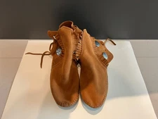 Minnetonka Moccasins Unisex size 8 Brown Two Button soft insole Ankle Boot Suede