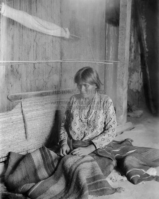 NAVAJO NATIVE AMERICAN WOMEN WEAVING BLANKETS WITH HER LOOM 8X10 PHOTO