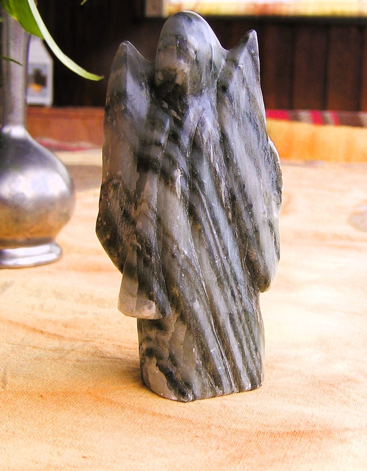 Skulptur in Handarbeit gefertigt, aus Speckstein Engel mit Posaune. 11 cm Höhe