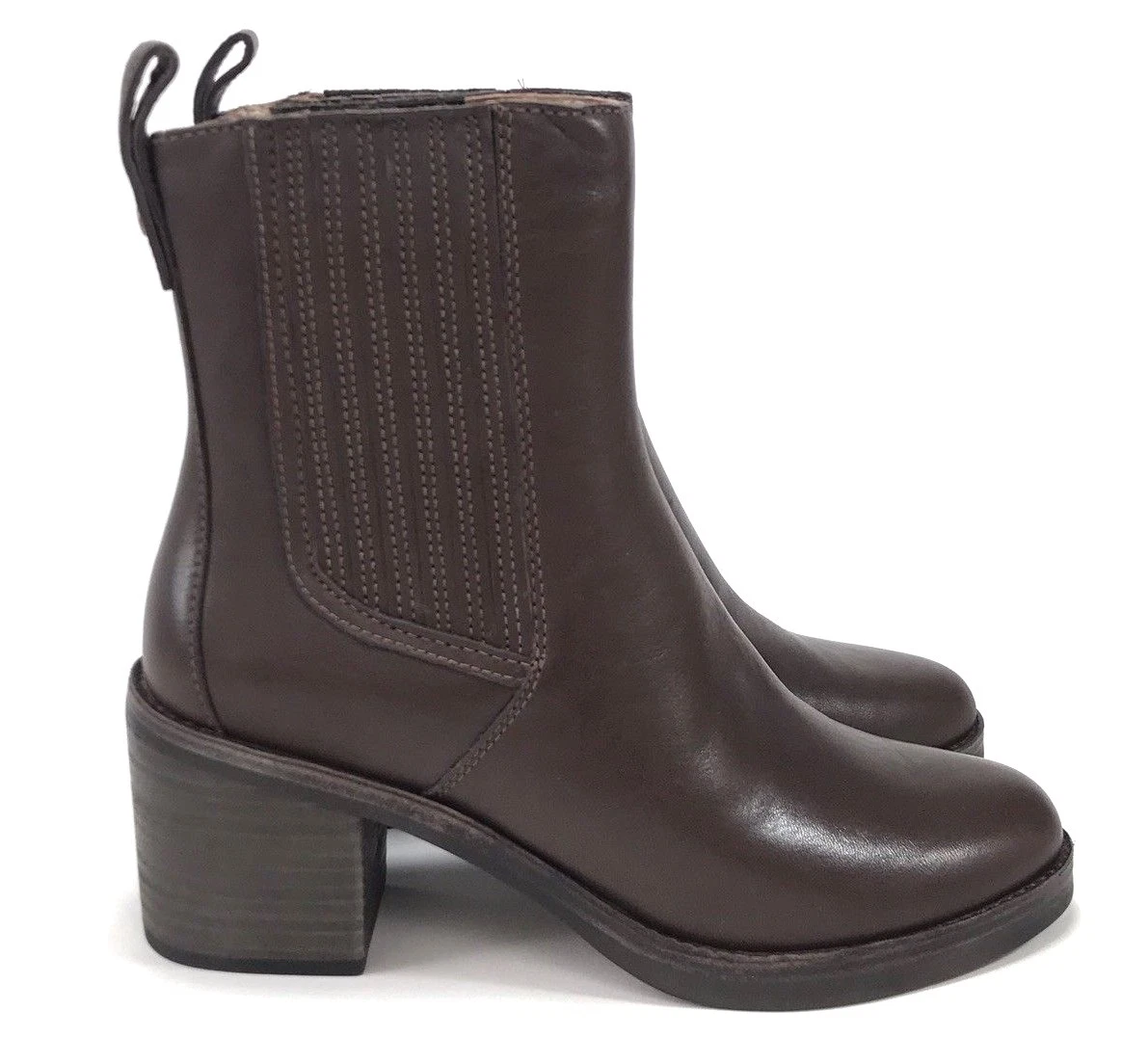 UGG Camden Chelsea Leather Heal Women s Chocolate Boots Size 7 or 8.5