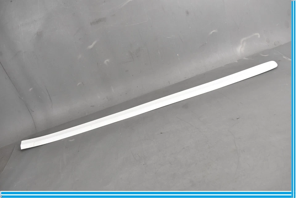 Оригинальный центральный молдинг для передней правой пассажирской двери 08–11 Volvo C70 - Изображение 2 из 4