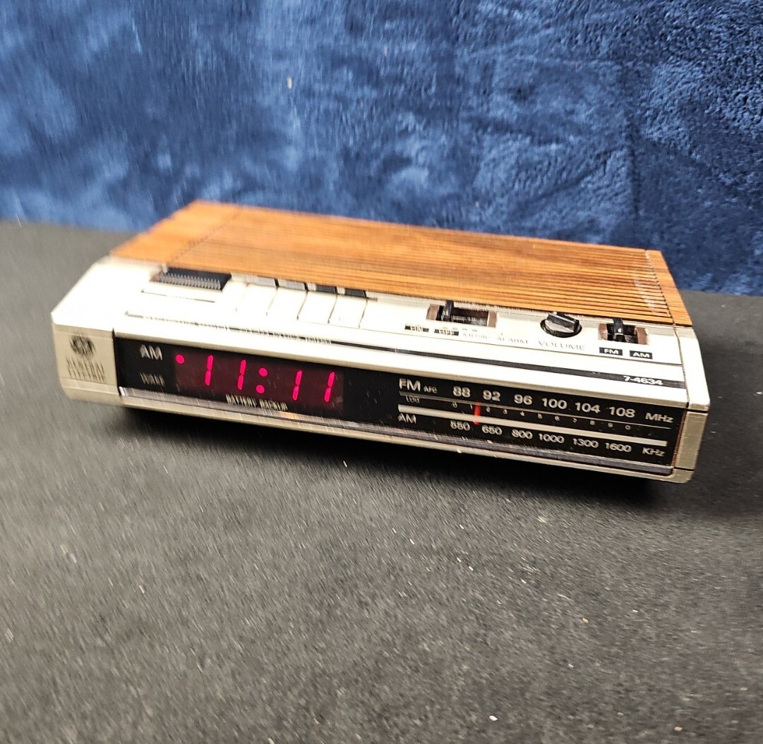 Vintage GE General Electric Digital Alarm Clock Radio Model 7