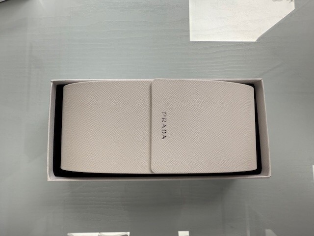 PRADA MADE IN ITALYホワイトサングラス　ケース付　箱クリーナー Prada XL Sunglasses Hard Case with Cloth Box White Authentic