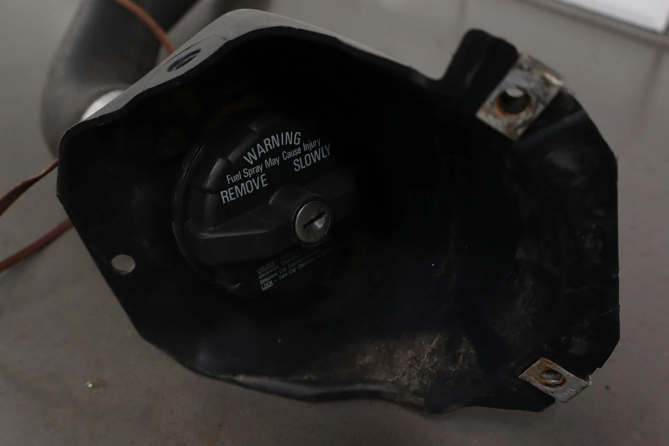 01-07 雪佛兰 GMC 3500 双柴油原始设备制造商燃料填充颈带盖 — 第 2/4 张图片