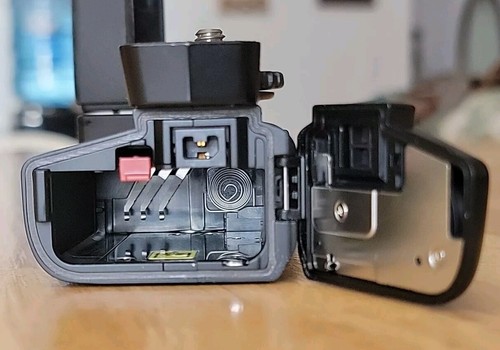 2 For 1 Olympus HLD-6 POWERBATTERY HOLDER Both Top And Bottom Open Box - Picture 7 of 11