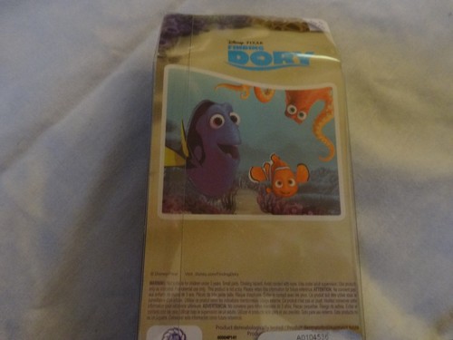 Disney PIXAR Finding Dory Gift Set is a .34 Fl OZ Roll on Perfume & .85 Fl OZ SG - Picture 6 of 8