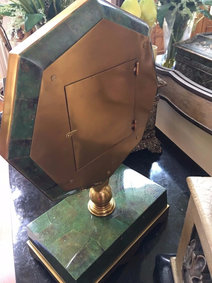 Maitland Smith 翡翠绿色染色笔壳和白色贝壳镶嵌时钟黄铜底座 — 第 4/4 张图片