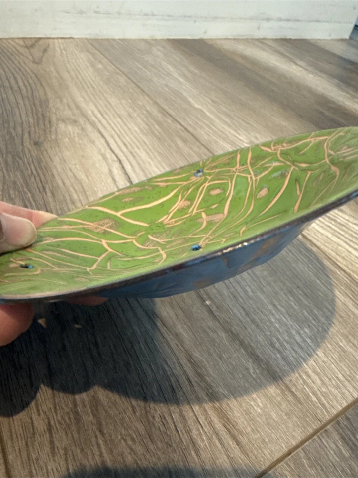 Hermoso plato vintage de cobre esmaltado MCM verde y dorado con 4 agujeros Foto 4 de 4