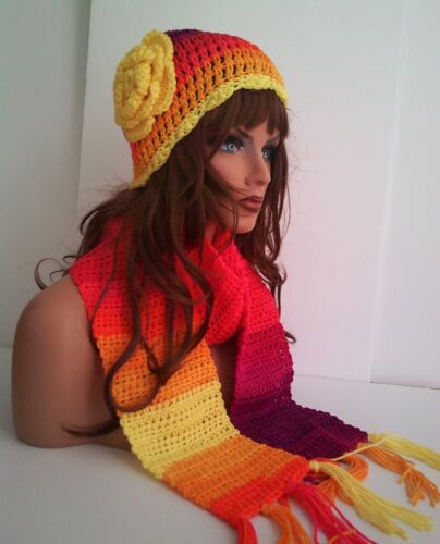 SET CAPPELLO E SCIARPA LUMINOSO MULTICOLORE ALL'UNCINETTO A MANO FIORE BERRETTO TESCHIO BERRETTO DA SCI - Foto 2 di 6