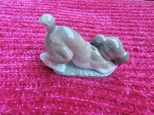 Lladro Porcelain #6832 "A Sweet Smell" Dog with Flower Figurine - Picture 4 of 6