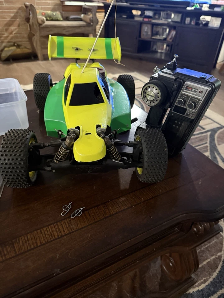 Kyosho Lote 1:8 Kyosho Inferno Buggy, Kyosho Burns DX 1:8 Buggy Foto 2 de 4