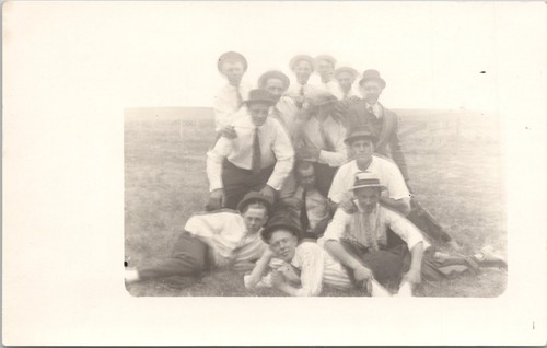 RPPC Schwarz-Weiß Postkarte Gruppe von Männern mit Hut & Krawatten im Feld - Bild 1 von 2