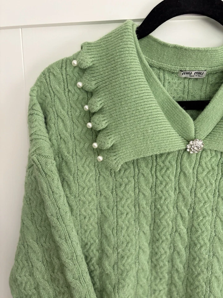 Suéter MIU MIU Recortado Tejido con Cable Mezcla de Lana de Cachemira Cuello en V Perlas y Diamantes Foto 2 de 4