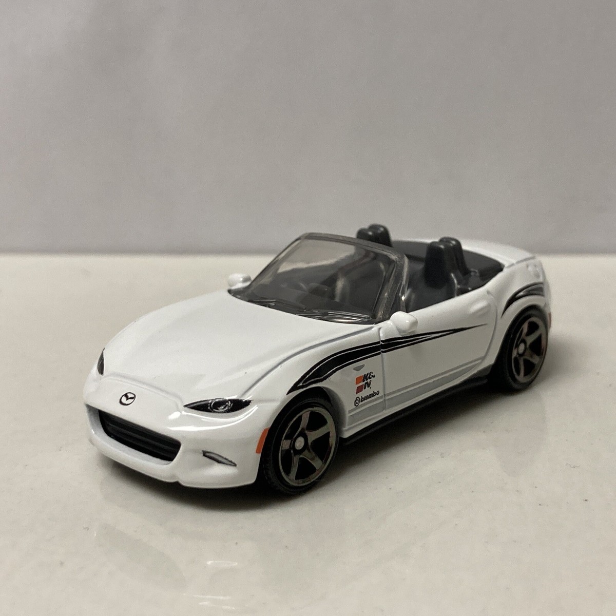 2015 15 Mazda MX-5 Miata ND Collectible 1/64 Scale Diecast Diorama