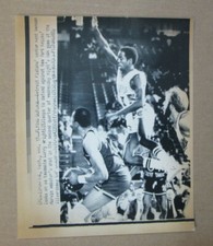 VINTAGE AP PRESS PHOTO 12/17/80 KNICKS MARVIN WEBSTER TAKES THE SHOT RARE
