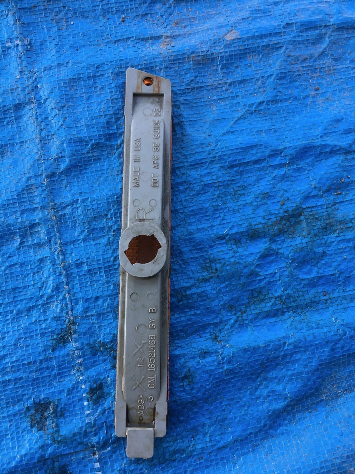 SATURN R/F 乘客侧标记灯 RF 右前角 BUMPER 反射 — 第 2/3 张图片