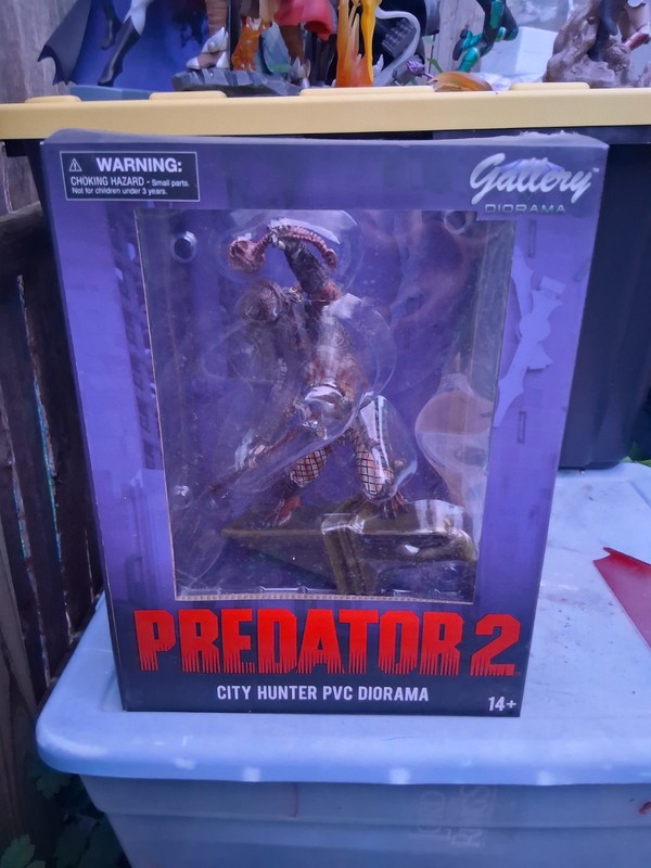 Predator 2 City Hunter Gallery PVC Diorama Statue Diamond Select Boxed Open