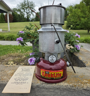 Vintage AGM/Kooklite KL 2 lantern w/original Kooklite globe (BEAUTIFUL!)