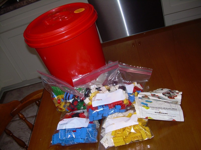 Vin. 1989 Tyco Blocks 500+ Pieces, people, Storage Container Compatible w/ Legos