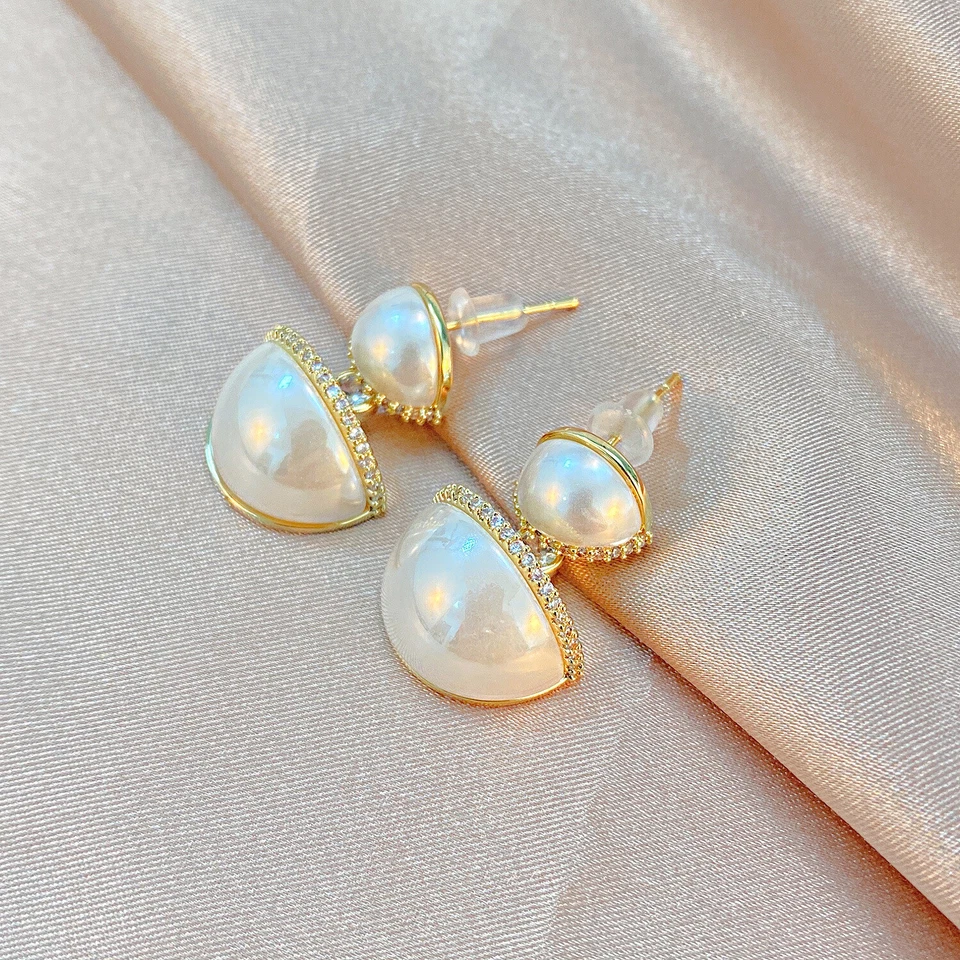 Pendiente redondo de circonita cúbica simulada enchapado en oro de 18 quilates para mujer Foto 3 de 4