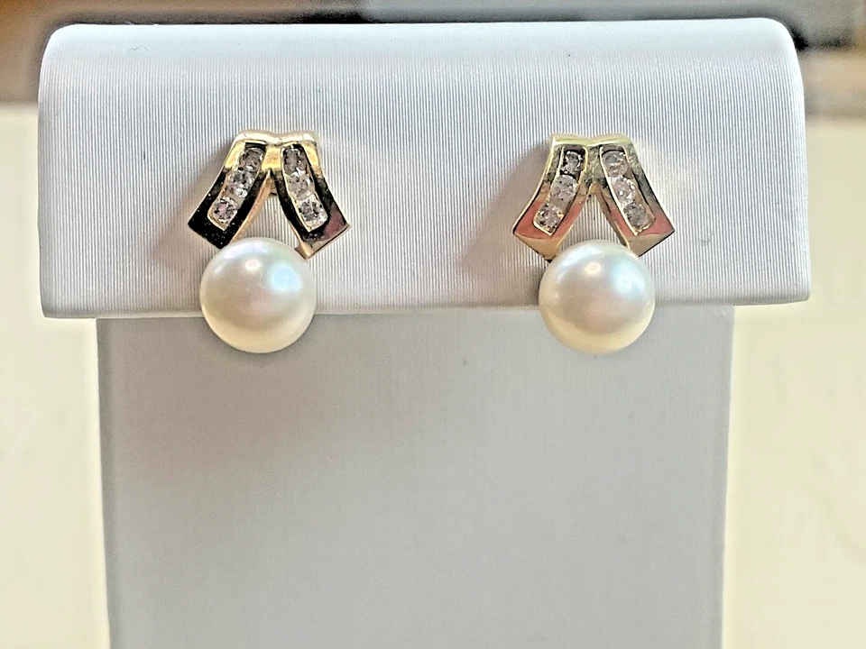 Aretes de oro amarillo de 14 quilates con perlas cultivadas y cinta de diamantes perlas de 7 mm Foto 2 de 4