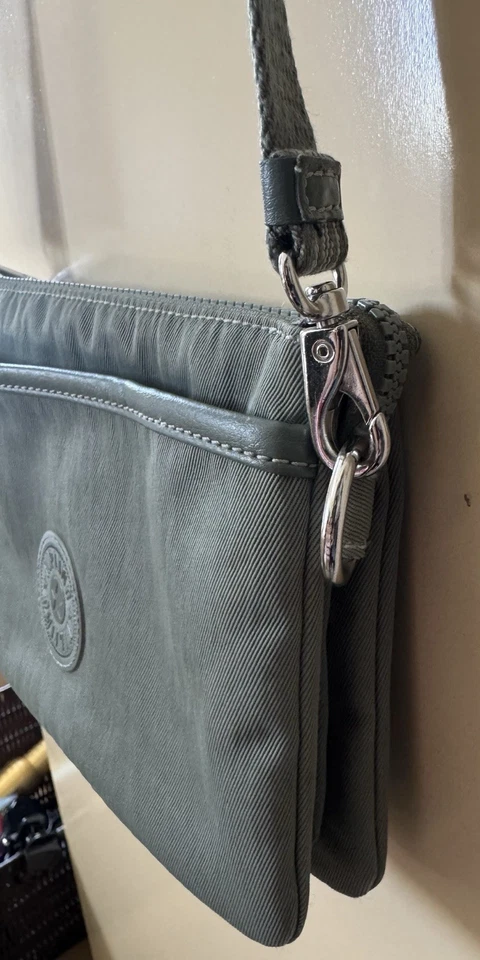 Сумка через плечо Kipling нейлоновая Riri расслабленная серая серебристая с подвеской в виде обезьяны - Изображение 3 из 4