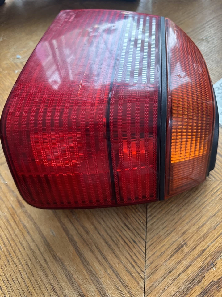 Luz trasera derecha Volkswagen Golf 1996 Foto 3 de 4