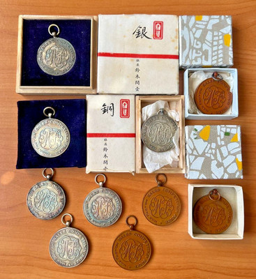 VINTAGE 1965-1966 MAX FACTOR JAPAN ''Gold Finger Contest'' Sales Prize Medals Lot