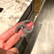 Women's classic white enamel brooch gift, copper plated with white gold.