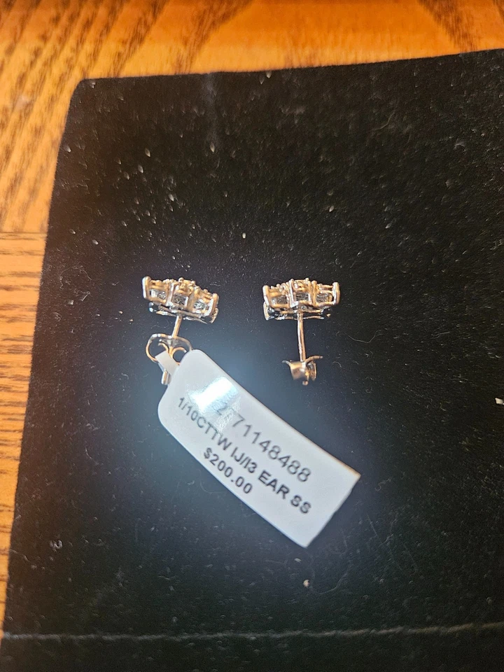 Aretes con racimo de diamantes de 1/10 quilates en plata de ley nuevo con etiquetas Foto 3 de 4