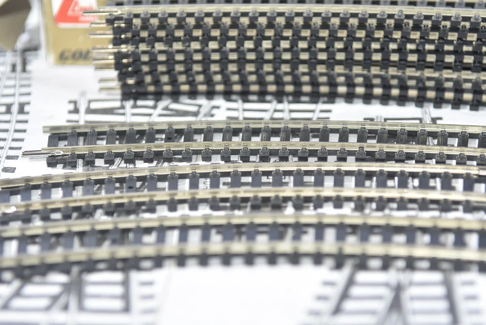 Lima Golden Series Curved Track. 1 x R431 22°30' Nickel Silver, Mint. - Image 3 of 4