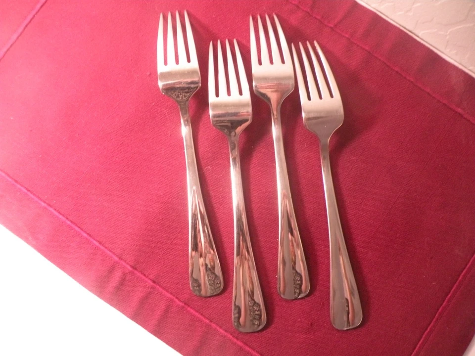 Juego de 4 Tenedores de Cena Toalla Patrón Blaine Cubiertos de Acero Inoxidable Brillante 8 1/4" Foto 4 de 4